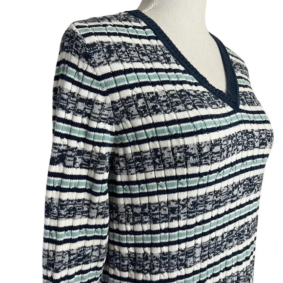 Croft & Barrow Blue and White Striped Sweater Womens Size Medium V Neck Knit Top - Picture 5 of 8